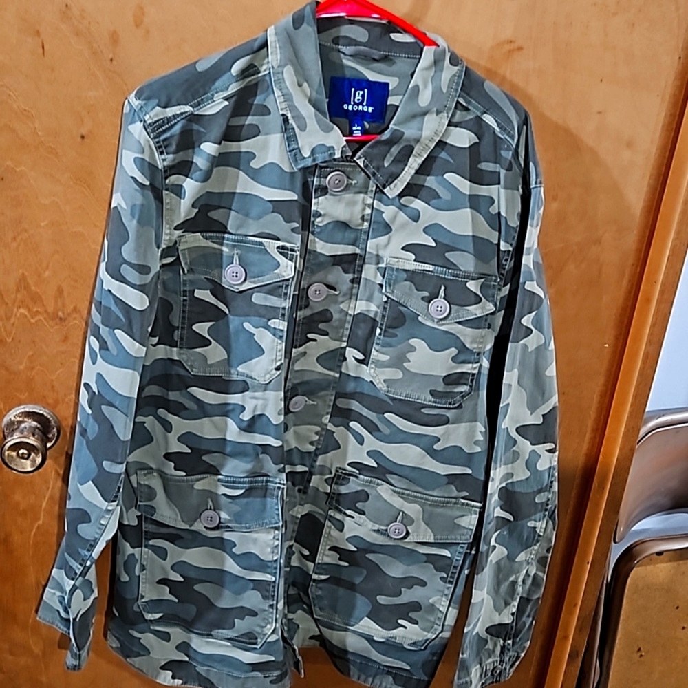 Camo jacket.   Mens large or ladies XL..NWT